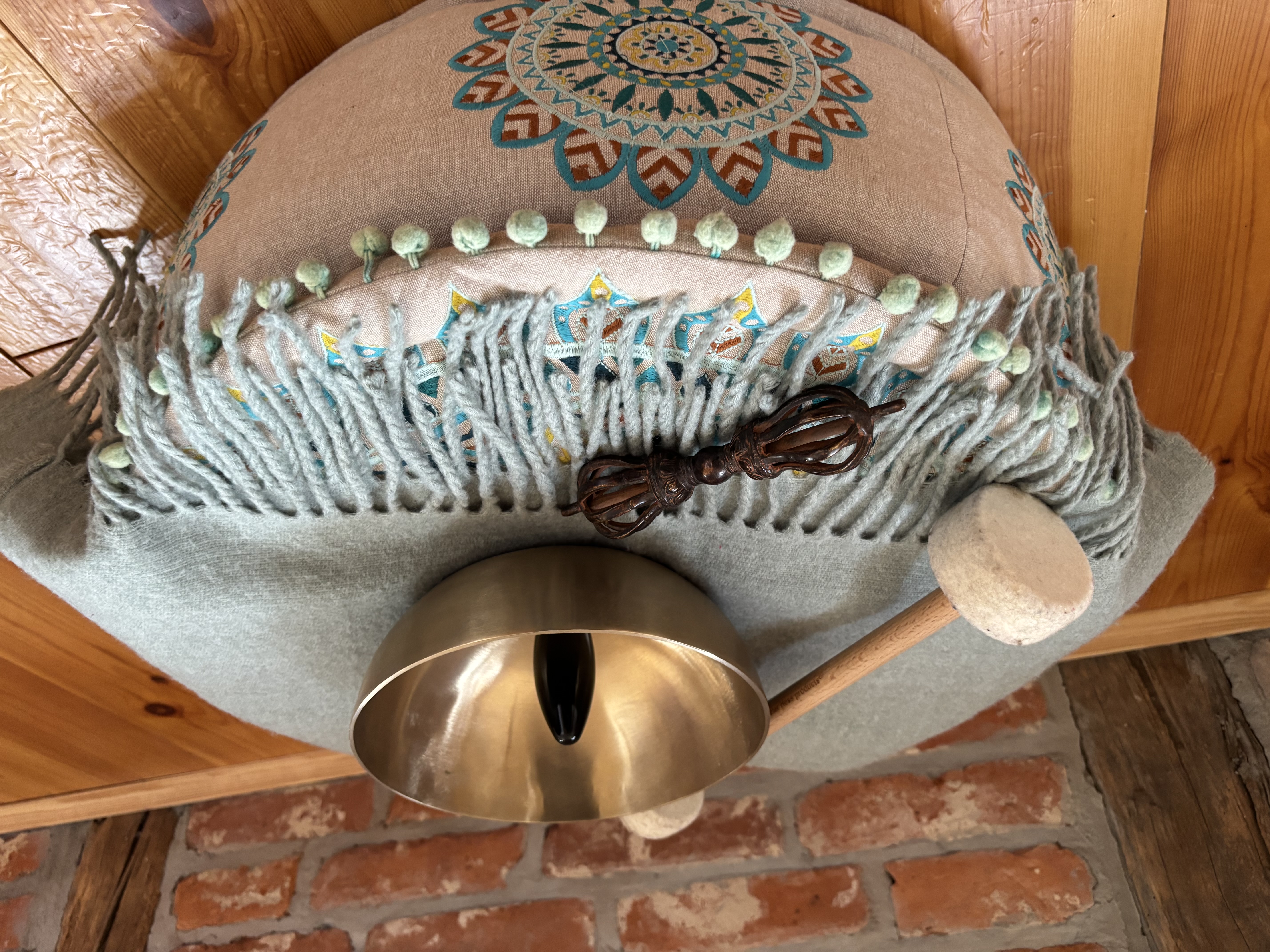 Klangschale in der Hand